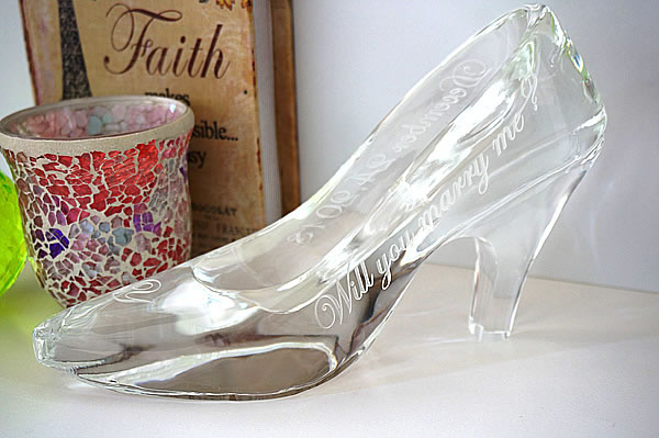 【シンデレラの靴】クリスタルガラスの靴の写真